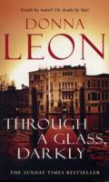 Through a glass, darkly av Donna Leon (Heftet)